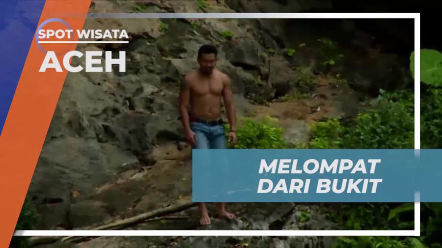 Melompat Seru dari Bukit di Krueng Raba, Aceh