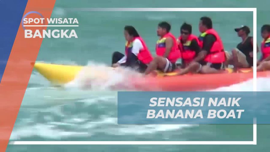 Asyiknya Bermain Banana Boat di Laut Bangka