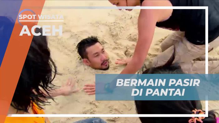 Bermain Pasir di Pantai Tanjung Ujung Kelindu, Aceh