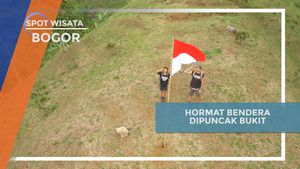  Mengibarkan Bendera di Puncak Bukit Bogor sebagai Cinta Tanah Air