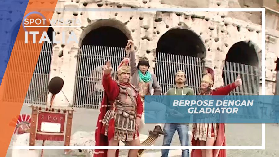 Berpose dengan Gladiator di Colosseum, Roma