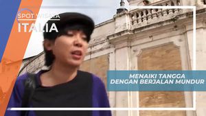 Menerima Tantangan Berjalan Mundur di Spanish Steps, Roma