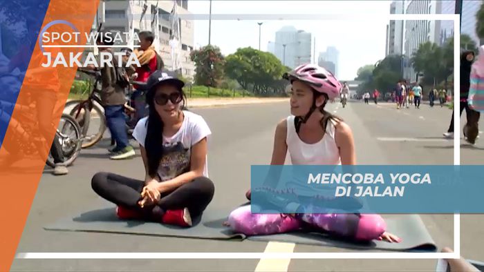 Mencoba Yoga di Tengah Jalan Raya Car Free Day, Jakarta