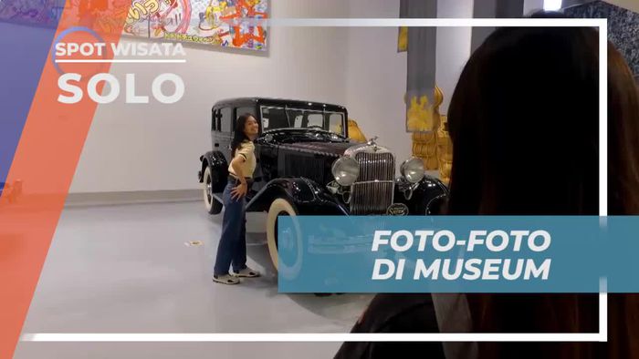 Berfoto dengan Barang Antik di Tumurun Private Museum, Solo