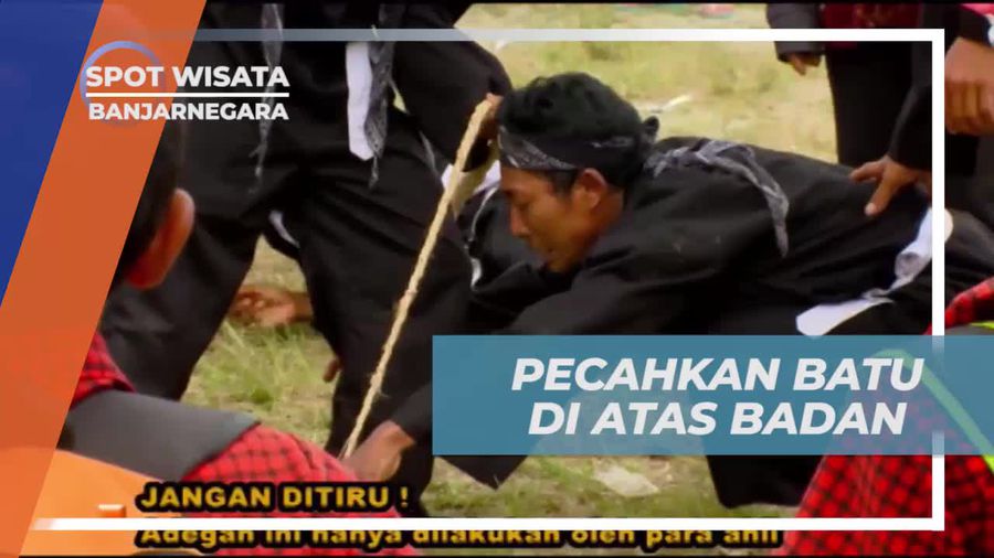 Tarian Unik dengan Aksi Memecahkan Batu di Banjarnegara