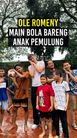 Video: Ole Romeny Pamer Skill di Depan Anak-anak Pemulung Jaksel