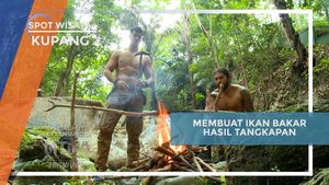 Membakar Ikan Hasil Tangkapan di Tepi Air Terjun Oenesu, Kupang