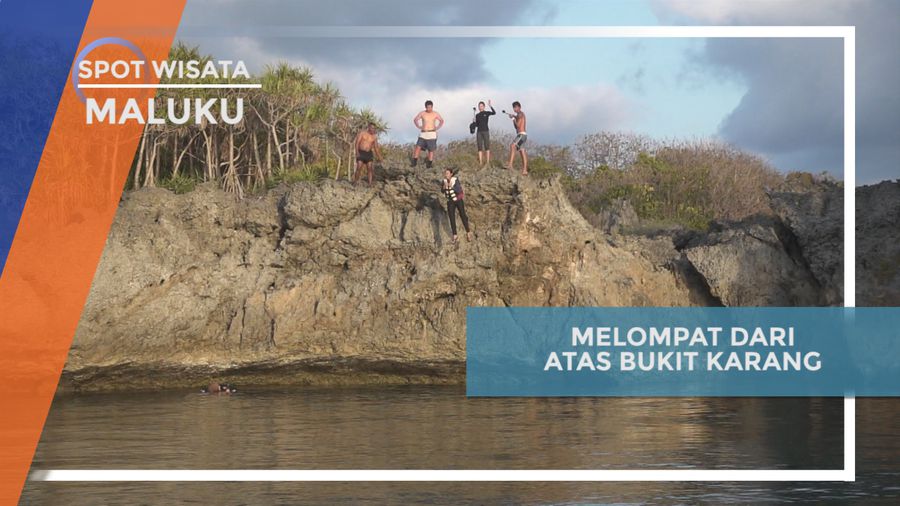 Melompat dari Puncak Bukit Karang di Kepulauan Aru, Maluku
