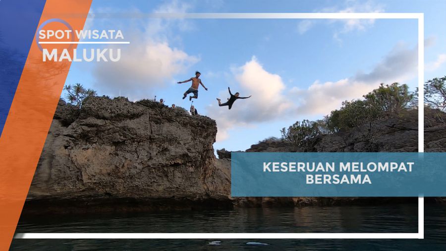 Menikmati Keseruan Melompat Bersama di Bukit Karang Pulau Sukler, Maluku