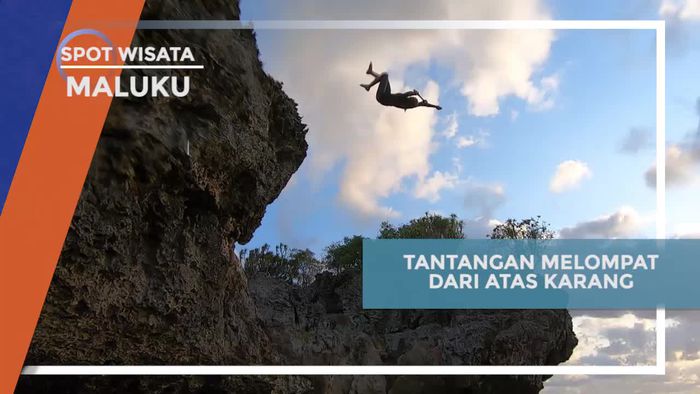 Tantangan Melompat dari Puncak Karang di Maluku