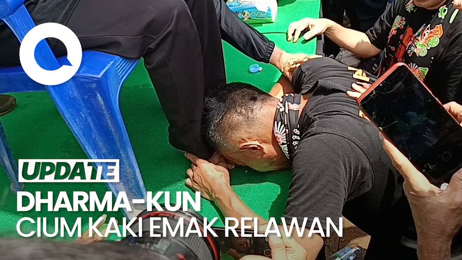 Video: Momen Dharma-Kun Cuci dan Cium Kaki Emak-emak Relawan di Kampanye Akbar