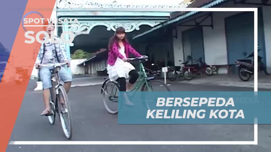 Bersepeda Menyusuri Alun-alun Keraton di Kota Solo  