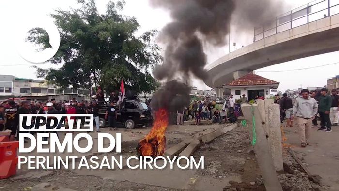 Video: Momen Warga Bongkar Paksa Beton Penutup Perlintasan KA Ciroyom