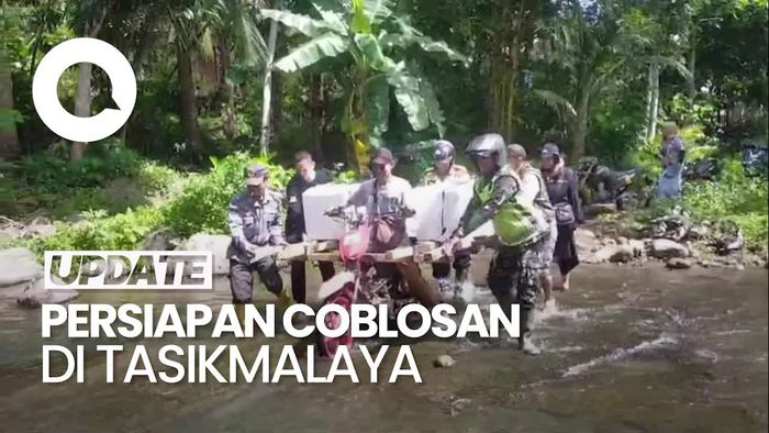 Video Jatuh Bangun Petugas Distribusikan Logistik KPU ke Desa Terpencil