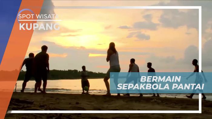 Bermain Sepak Bola di Pantai Lasiana, Kupang