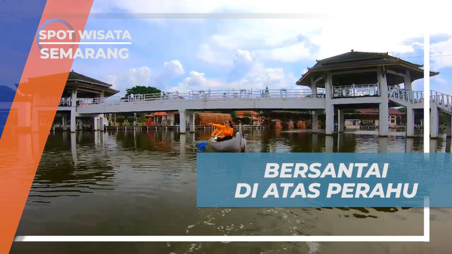 Bersantai di Atas Perahu di Hutan Mangrove Semarang