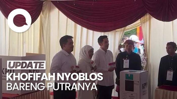 Video: Senyum Khofifah Seusai Nyoblos Ditemani Dua Putranya