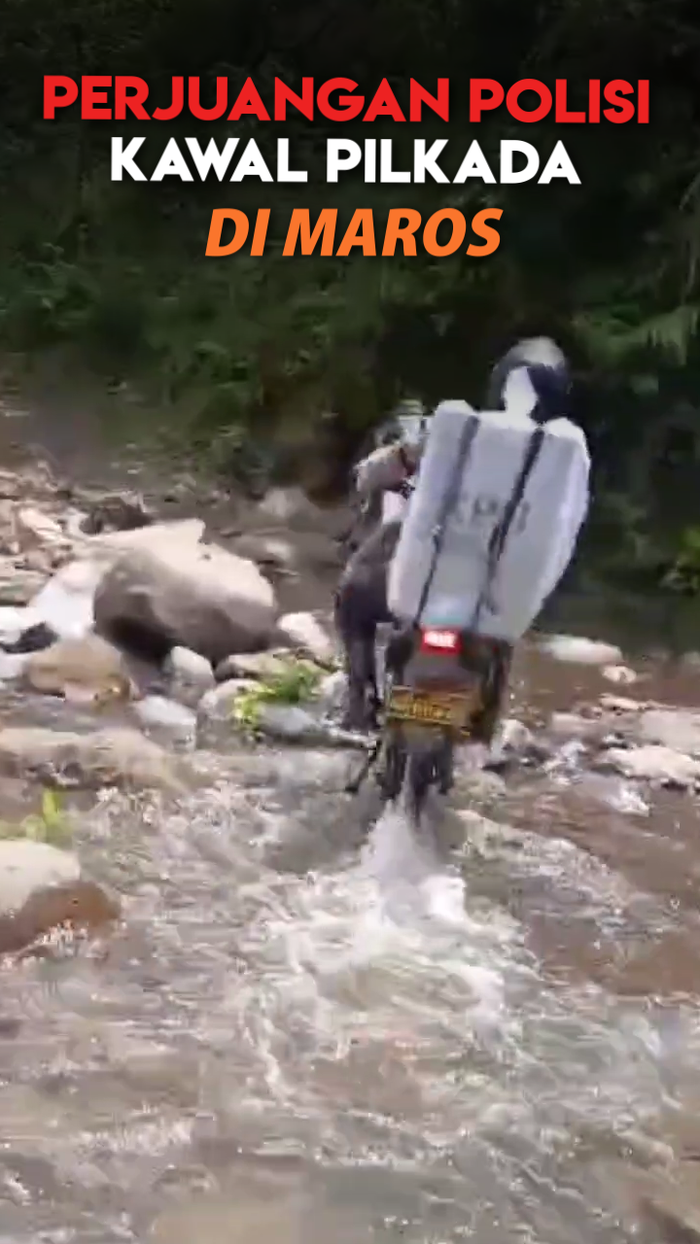 Video: Momen Polisi Seberangi Sungai untuk Kawal Logistik Pilkada di Maros