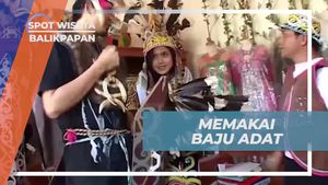 Menggunakan Baju Adat di Sanggar Tari Jali-jali, Balikpapan