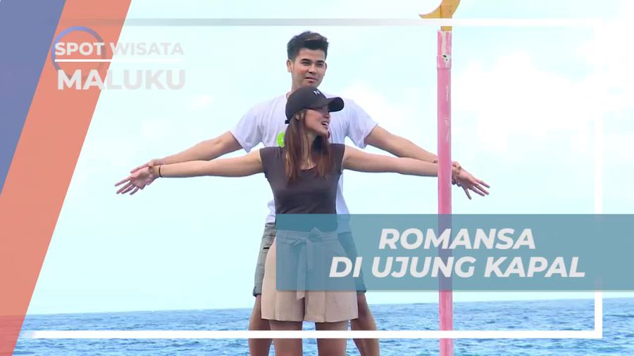 Romansa di Ujung Kapal di Pantai Ambon, Maluku