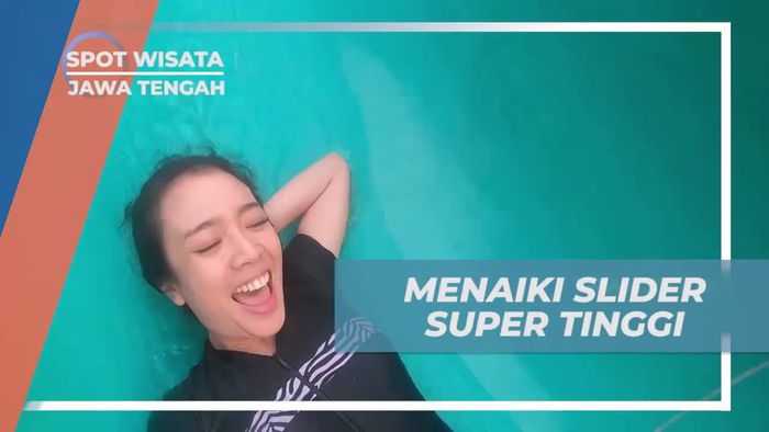 Meluncur di Slider Super Tinggi Owabong Waterpark Purbalingga