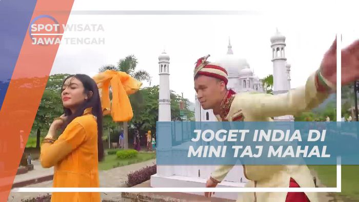 Joged India di Depan Miniatur Taj Mahal di Banyumas, Jawa Tengah