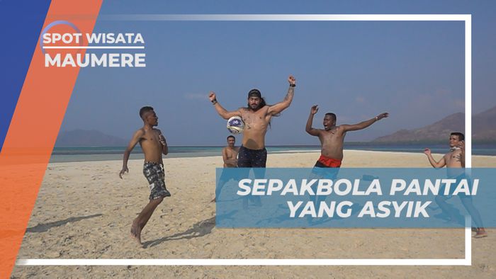 Main Sepakbola di Pantai Indah Pulau Pangabatang, Maumere