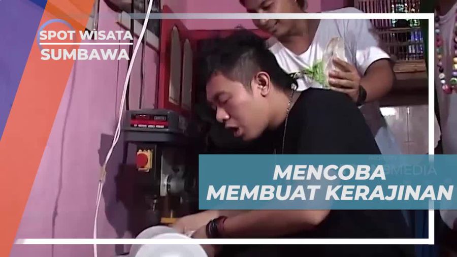 Mencoba Membuat Kerajinan Kerang di Sumbawa
