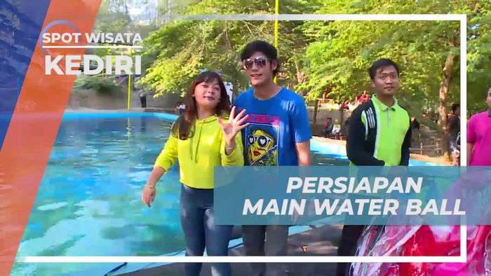 Serunya Bermain Water Ball di Bukit Dhoho Indah, Kediri
