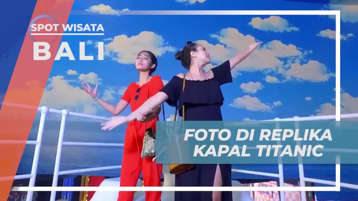 Berfoto di Replika Kapal Titanic yang Megah Trans Studio Bali