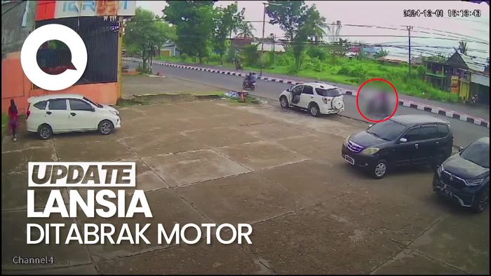 Video: CCTV Detik-detik Lansia di Pangkep Ditabrak Motor saat Menyebrang