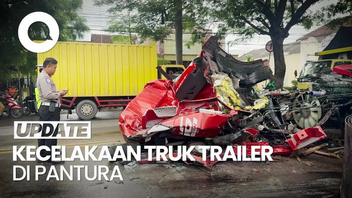 Video: Truk Trailer Ringsek Tergencet Besi 52 Ton di Pantura Rembang