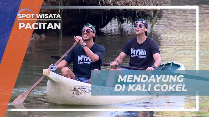 Mendayung Perahu Menyusuri Kali Cokel di Pacitan