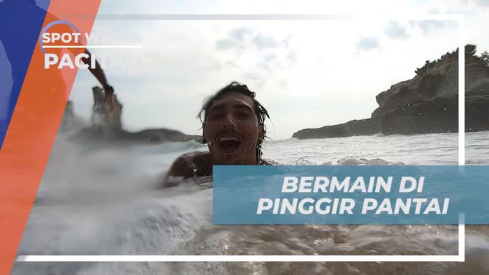 Bermain Ceria di Pinggir Pantai Klayar di Pacitan