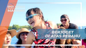 Berjoget Seru di Atas Perahu dalam Perjalanan ke Pulau Siladen, Manado
