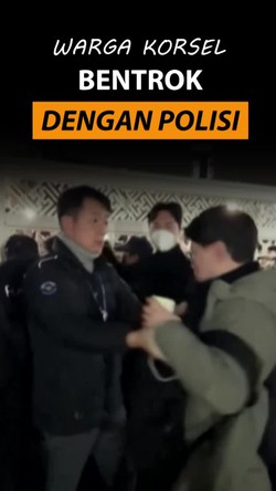 Video:Warga Korsel Bentrok dengan Polisi saat Protes Darurat Militer 