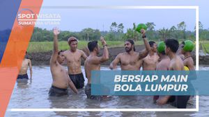 Bergabung dengan Permainan Bola Lumpur Warga Desa, Sumatera Utara