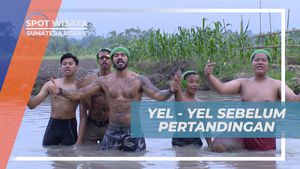 Semangat Bernyanyi Yel-Yel Sebelum Pertandingan Bola Lumpur di Sumatera Utara
