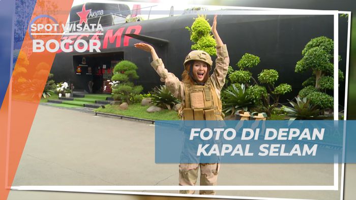 Berfoto di Depan Kapal Selam di Basecamp Military Lifestyle, Bogor