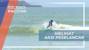 Melihat Aksi Peselancar Profesional di Pantai Telengria, Pacitan