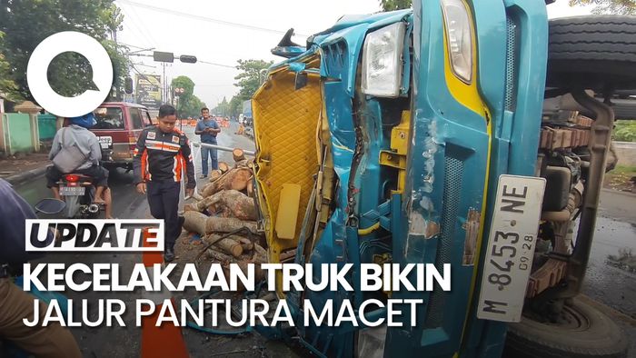 Video: Penampakan Truk Bermuatan Kayu Terguling di Jalur Pantura Pasuruan