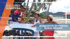 Bersantai di Pantai Sukai Island sambil Menikmati Air Kelapa, Sumatera Barat