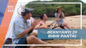 Bernyanyi Ceria di Pinggir Pantai Teluk Asmara Malang