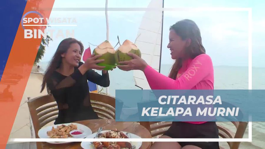 Menikmati Segarnya Air Kelapa di Pantai Marjoly Pulau Bintan