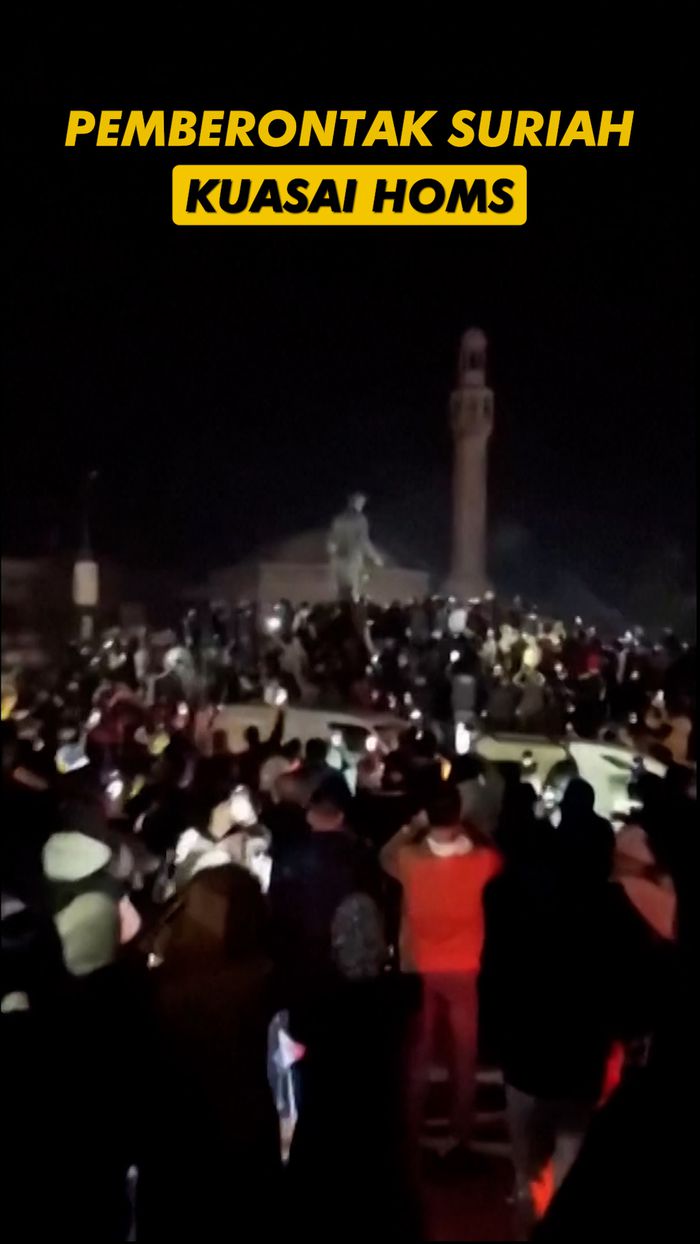 Video Detik-detik Massa Robohkan Patung Mantan Presiden Suriah Hafez Al-Assad