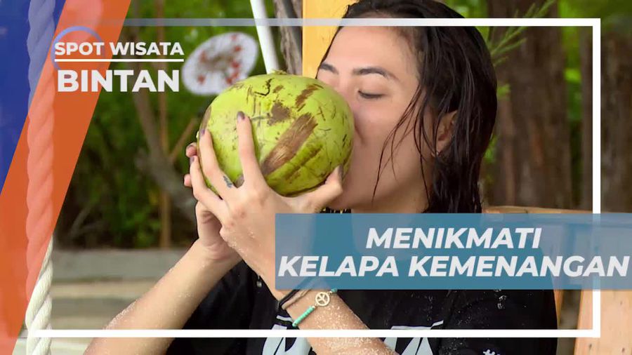 Nikmati Segarnya Air Kelapa Hasil Kemenangan Voli Pantai di Bintan