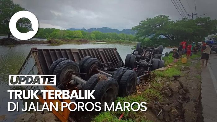 Video: Truk Kontainer Angkut 25 Ton Beras Terbalik di Jalan Poros Maros