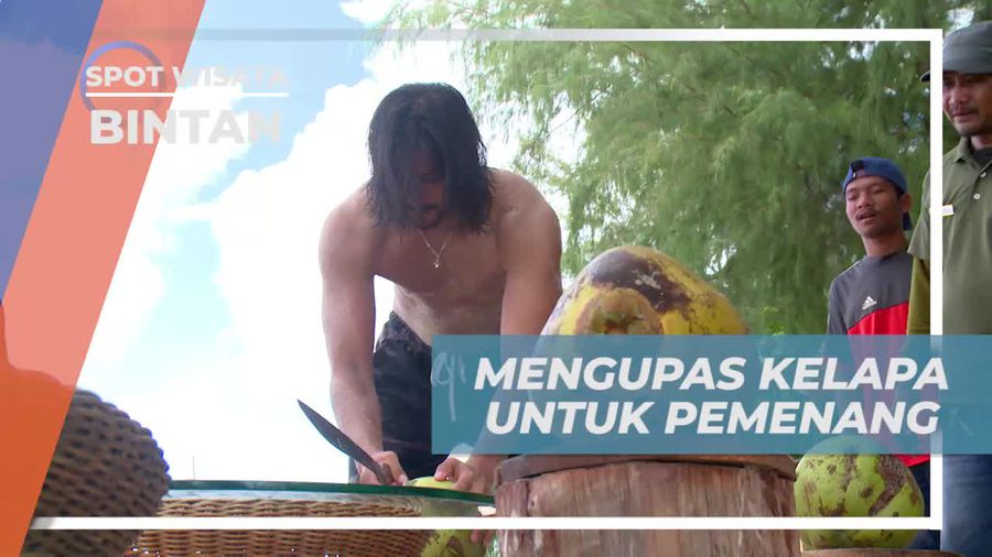 Mengupas Kelapa untuk Pemenang Voli Pantai di Pulau White Sand Bintan