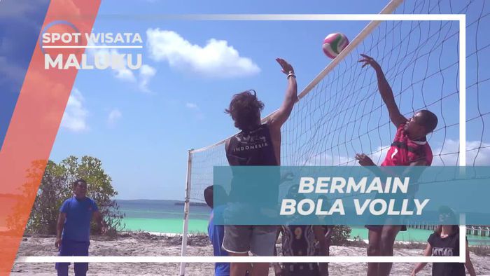 Bergabung dalam Permainan Bola Voli Seru di Pulau Matakus, Maluku