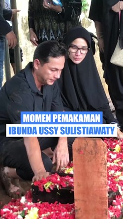 Video: Tangis Ussy Sulistiawaty dan Andhika di Pemakaman Ibunda